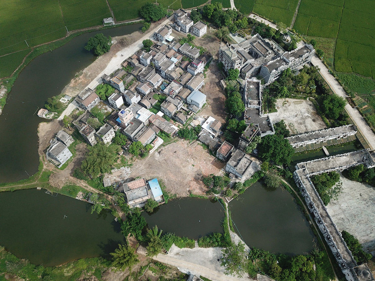 Public toilets have been elaborated in new aesthetic by Atelier cnS in Zuzhai village