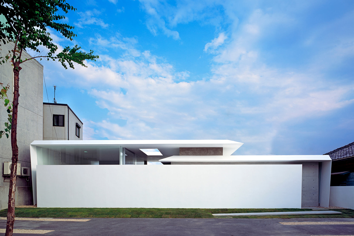 Kubota Architect Atelier's private residence made of folded walls introduces variations of spaces