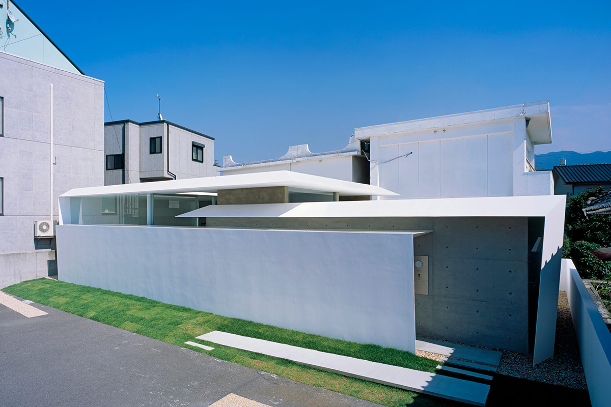 Kubota Architect Atelier's private residence made of folded walls introduces variations of spaces