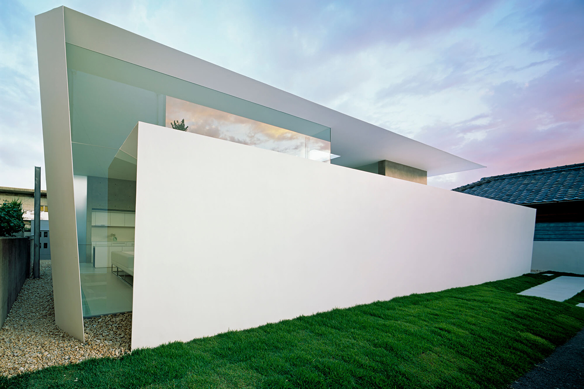 Kubota Architect Atelier's private residence made of folded walls introduces variations of spaces