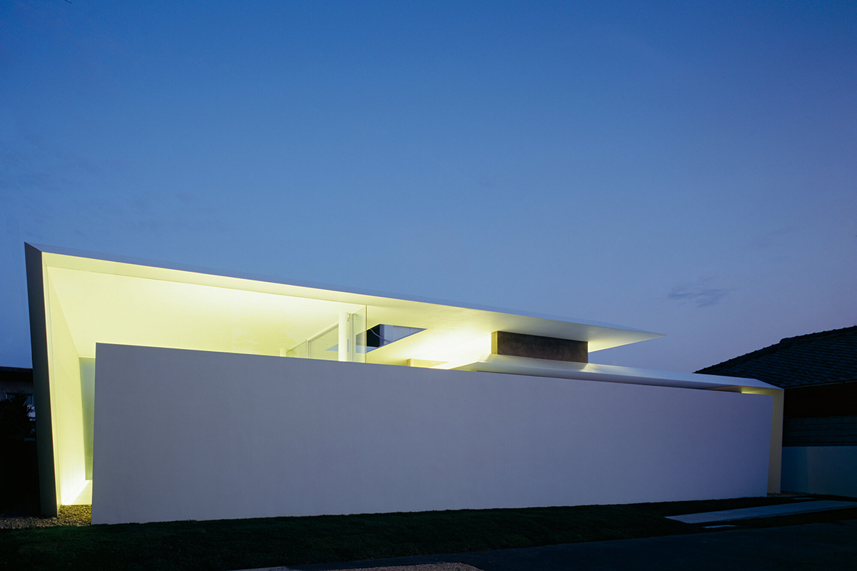 Kubota Architect Atelier's private residence made of folded walls introduces variations of spaces