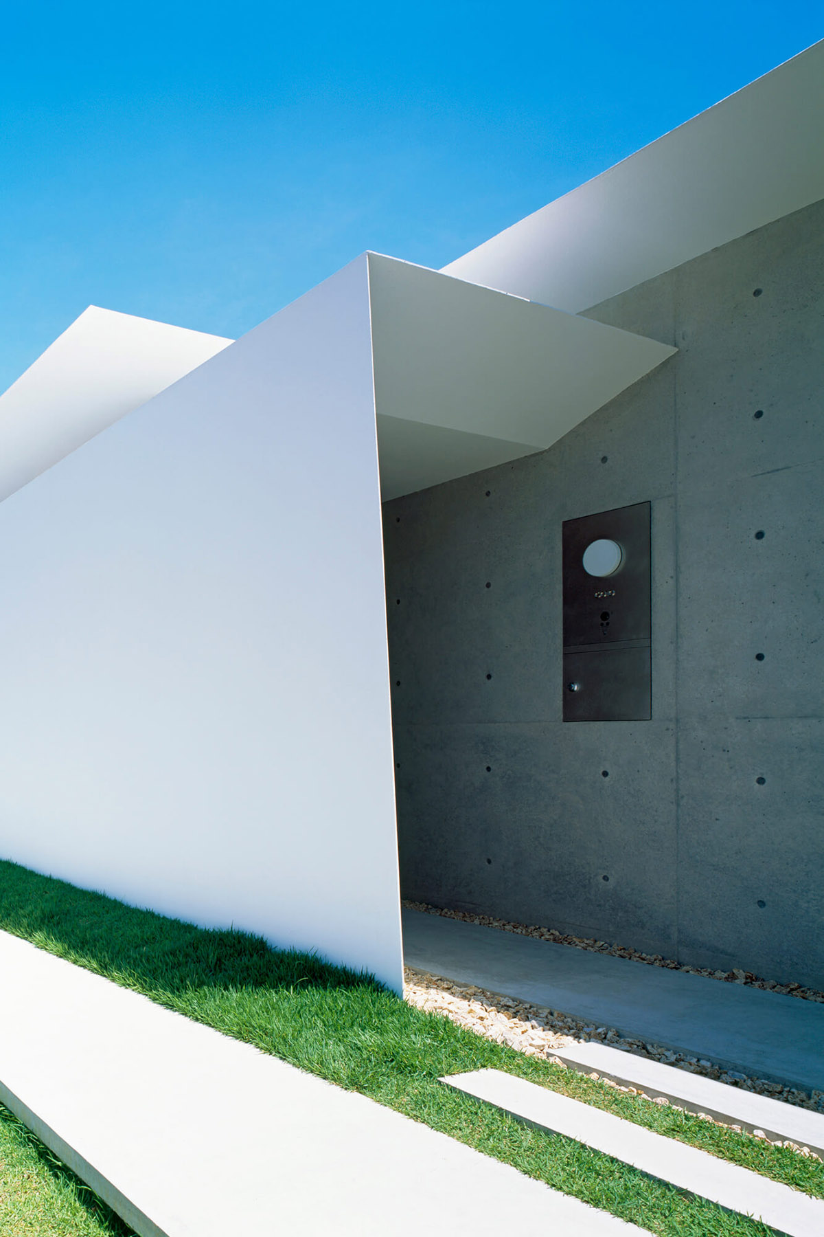 Kubota Architect Atelier's private residence made of folded walls introduces variations of spaces