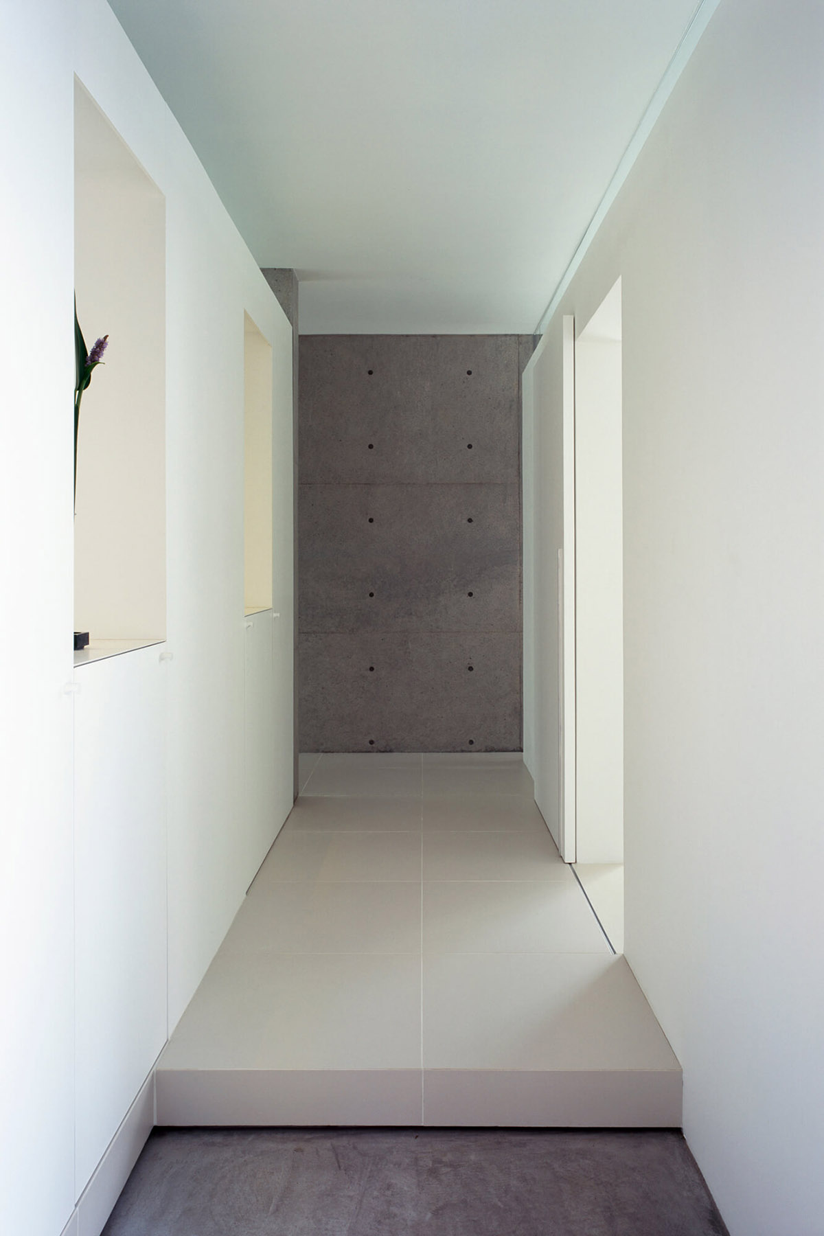 Kubota Architect Atelier's private residence made of folded walls introduces variations of spaces