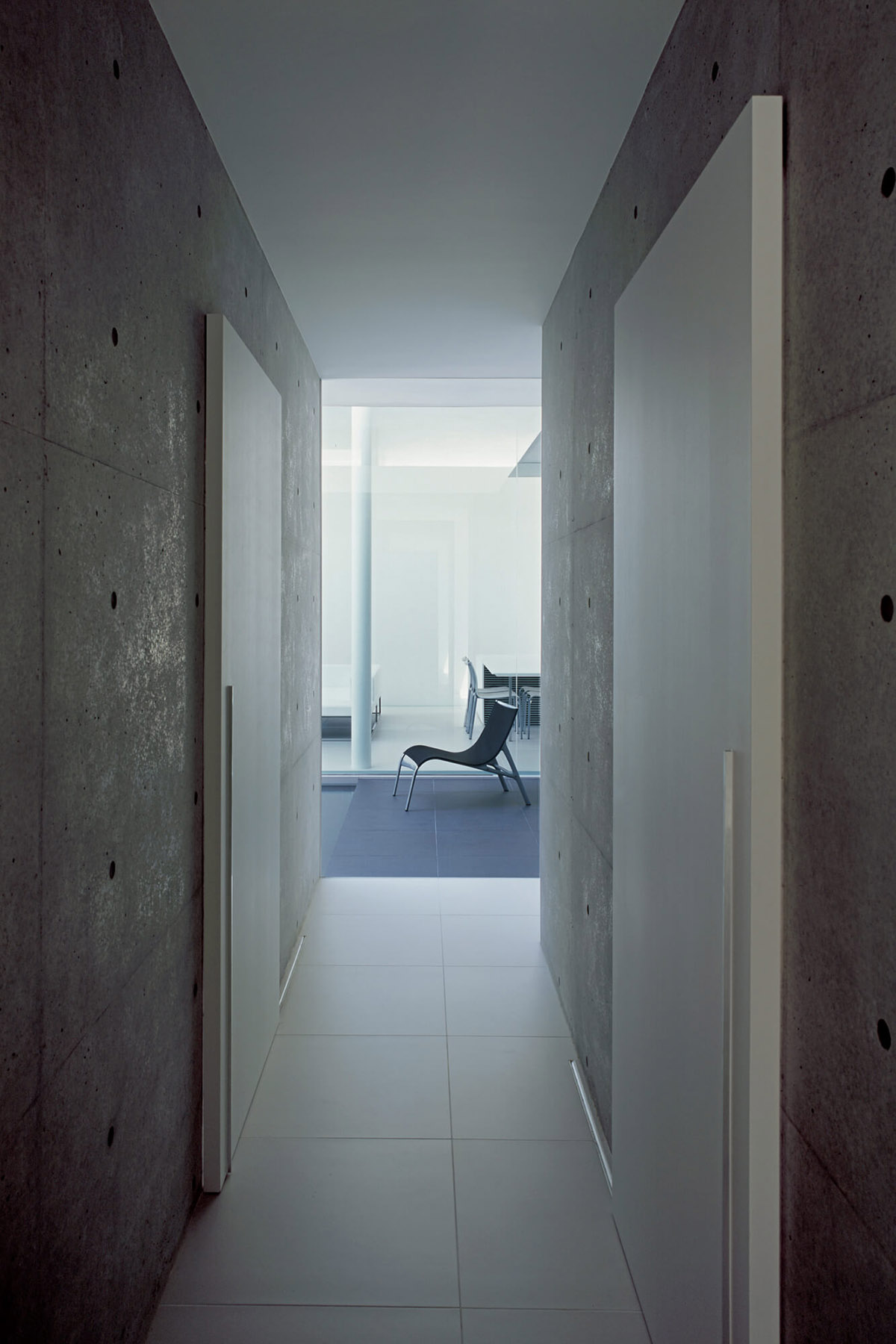 Kubota Architect Atelier's private residence made of folded walls introduces variations of spaces