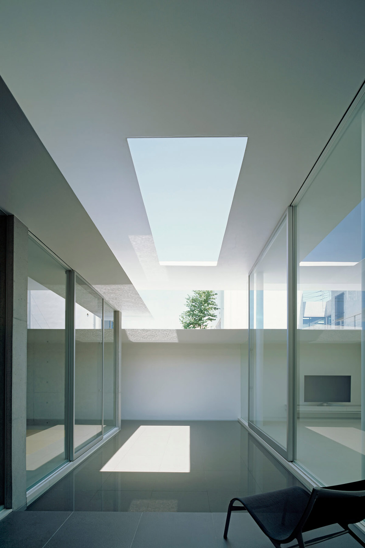 Kubota Architect Atelier's private residence made of folded walls introduces variations of spaces