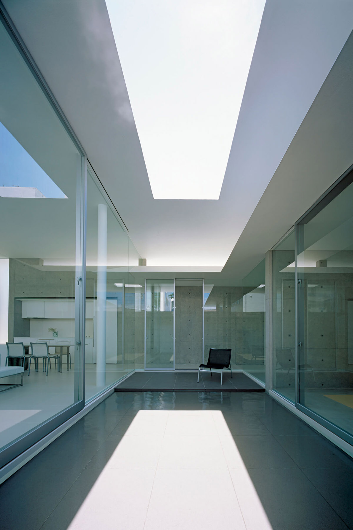 Kubota Architect Atelier's private residence made of folded walls introduces variations of spaces