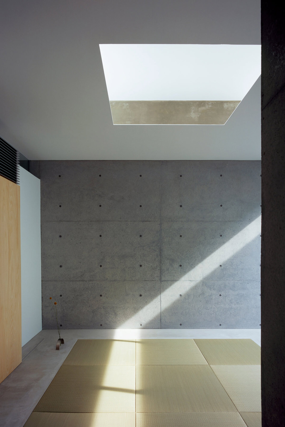 Kubota Architect Atelier's private residence made of folded walls introduces variations of spaces