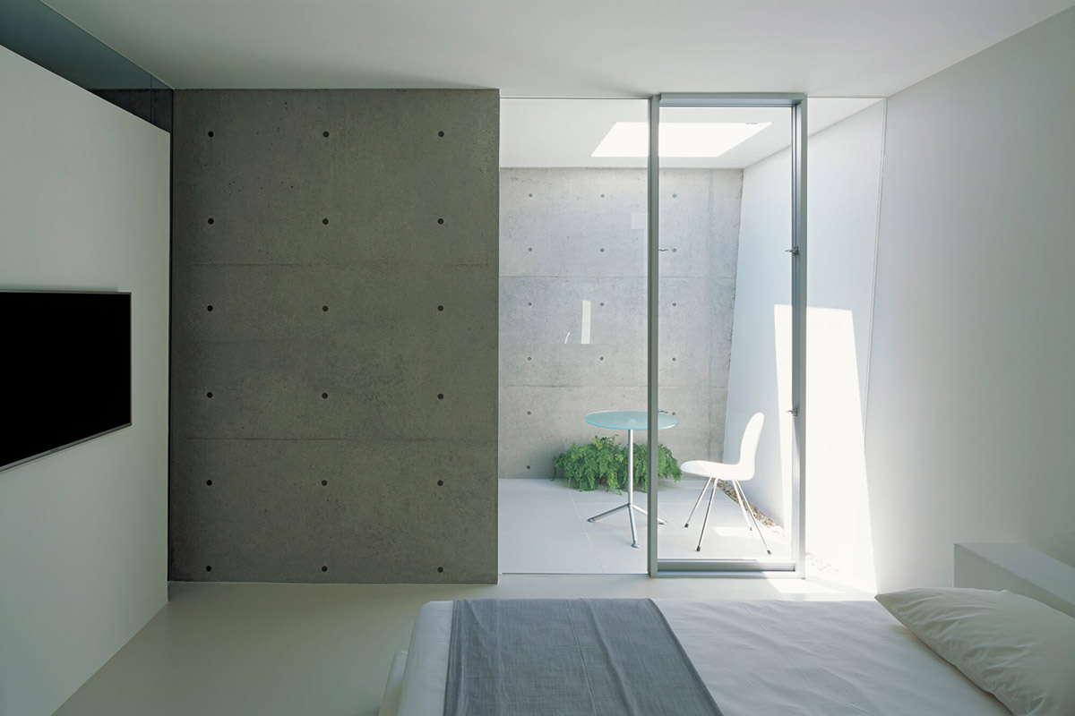 Kubota Architect Atelier's private residence made of folded walls introduces variations of spaces