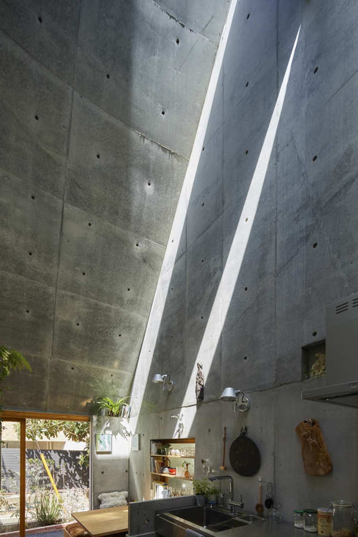 Takeshi Hosaka's Love2 House presents