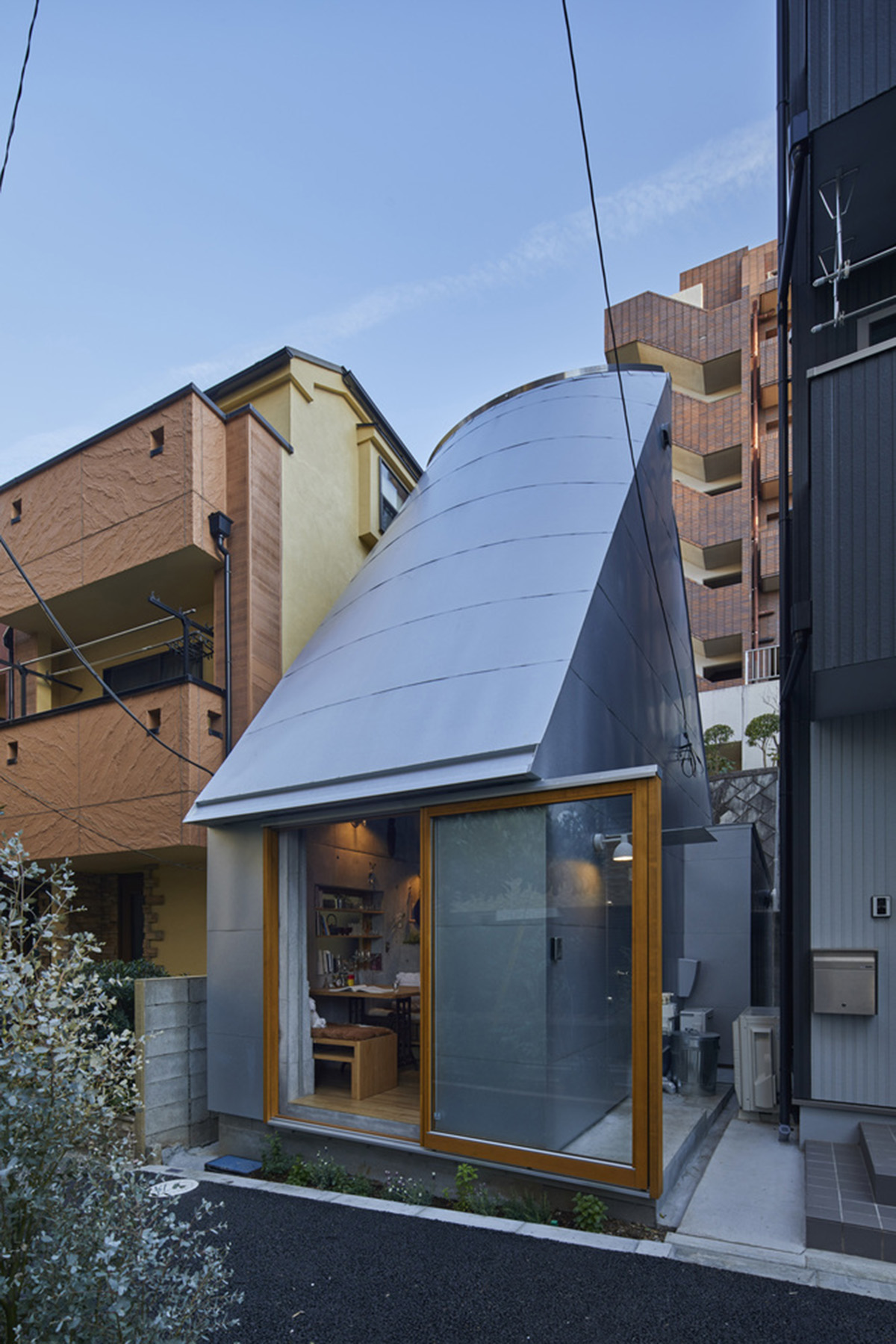 Takeshi Hosaka's Love2 House presents