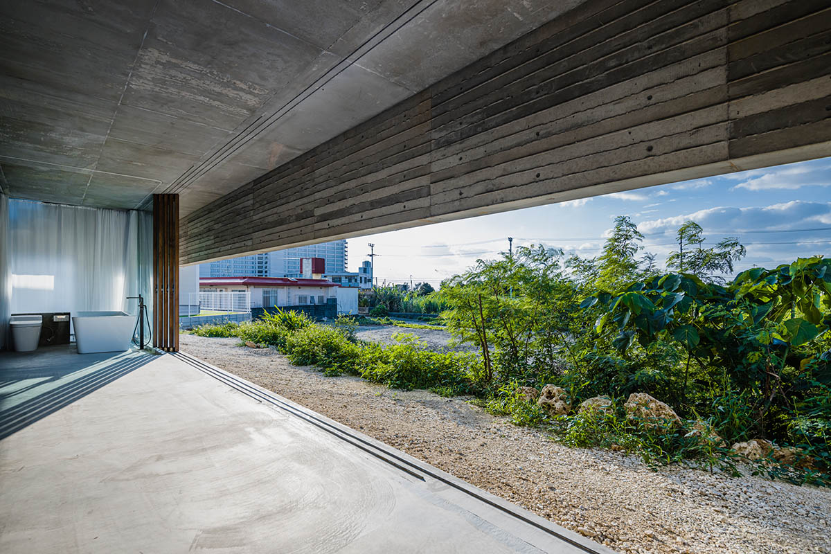 IGArchitects completes concrete One Legged House in Japan 