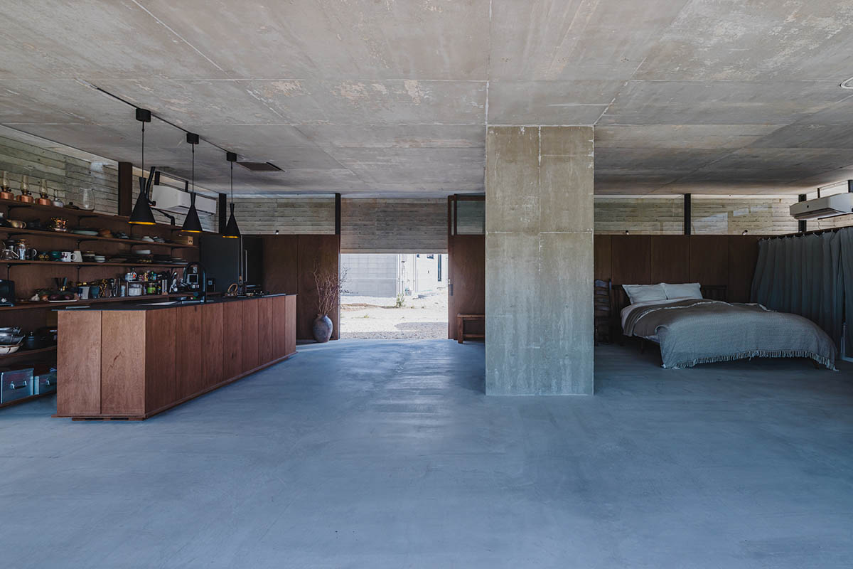 IGArchitects completes concrete One Legged House in Japan 