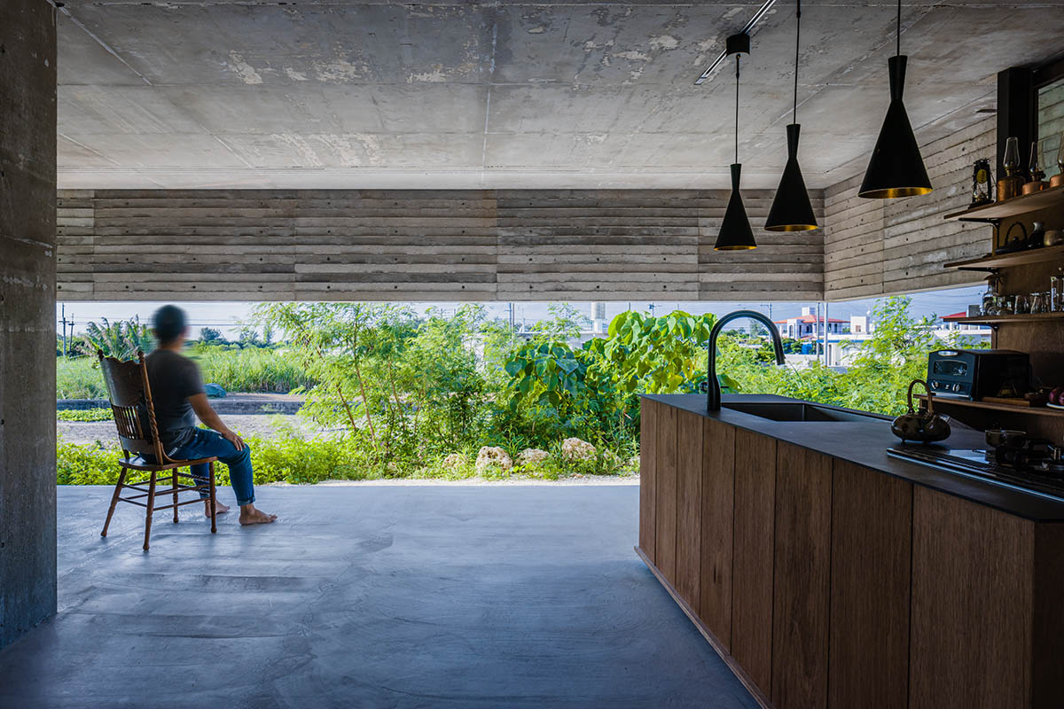 IGArchitects completes concrete One Legged House in Japan 