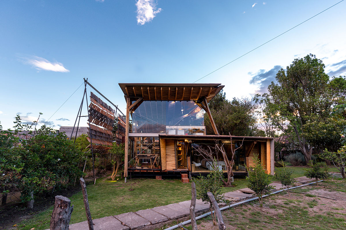 Daniel Moreno Flores creates welcoming screen with hanging tiles to mark this house in Ecuador