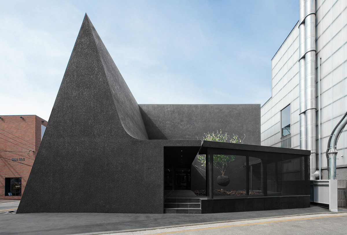 洋書 Fashion and Architecture WGNB uses achromatic color of black for partly triangular