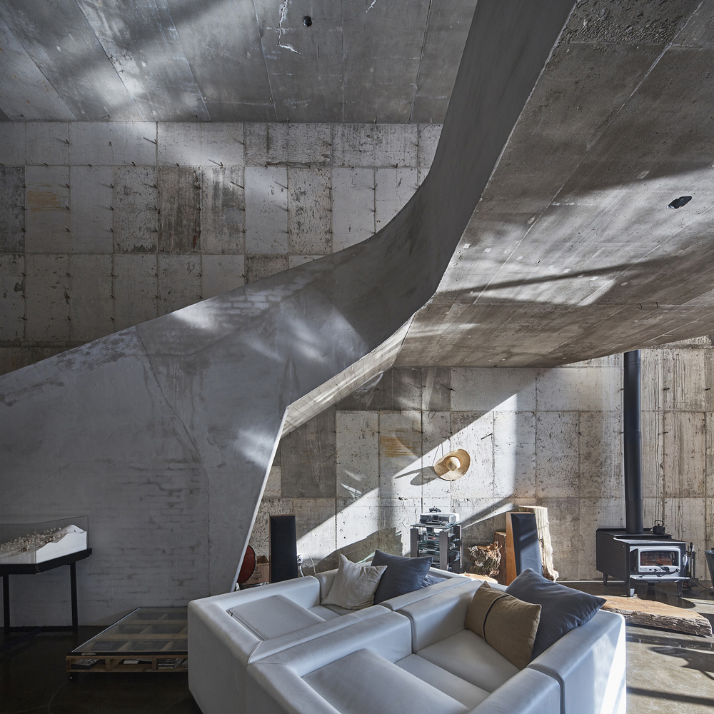 Chiasmus Partners' family home melts boundaries between nature and human scale in countryside