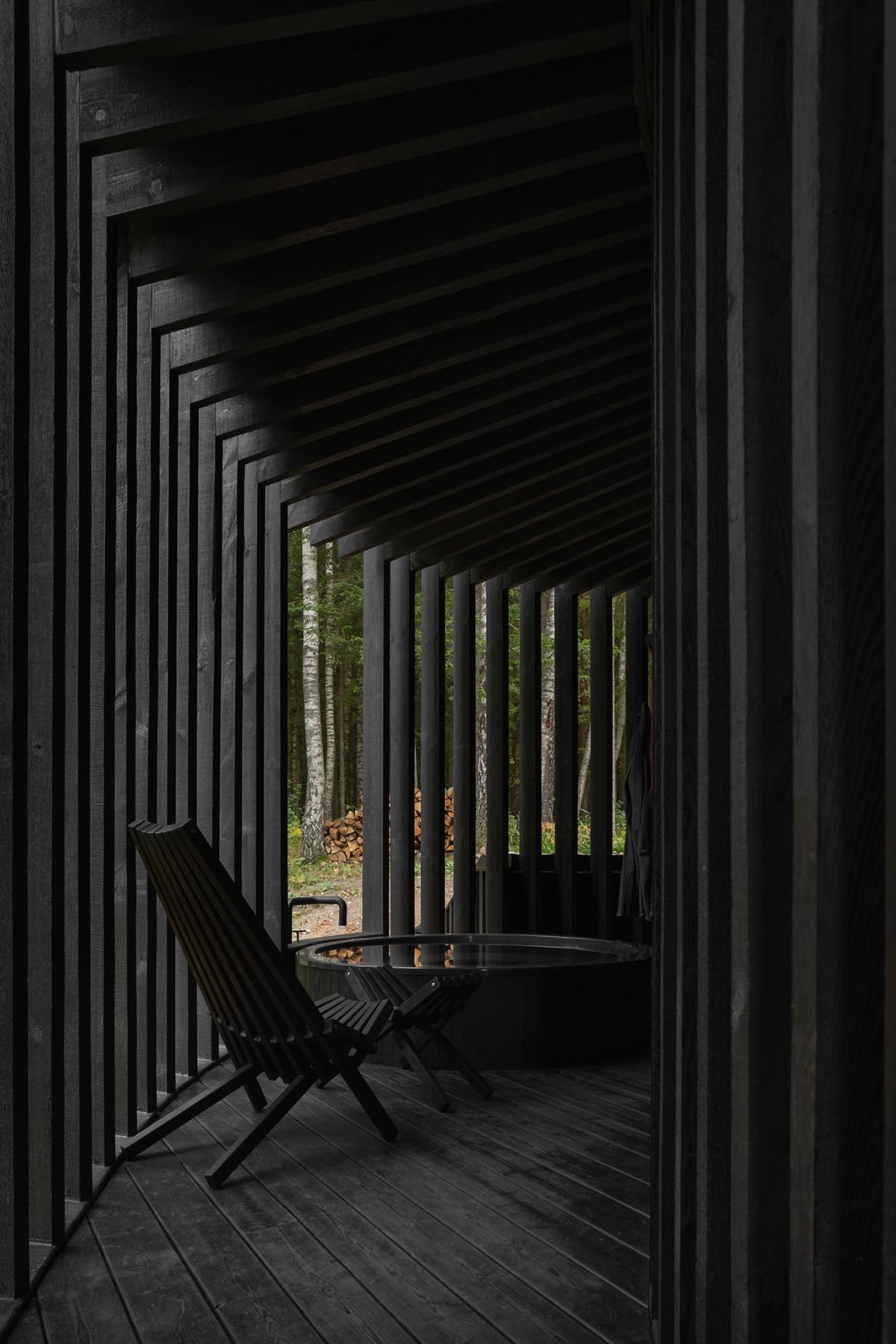 OPEN AD проектирует черную деревянную шерстяную сауну на курорте в Латвии 