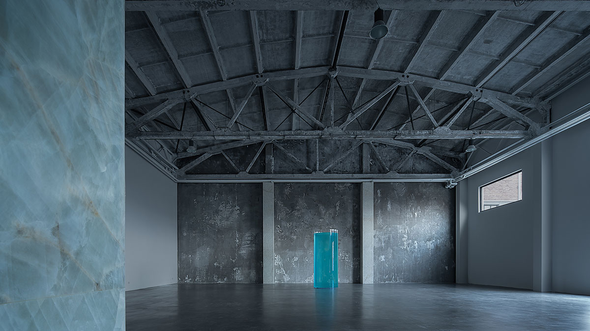 CUN converts old warehouse into a photographer's studio with industrial-looking interior in Beijing