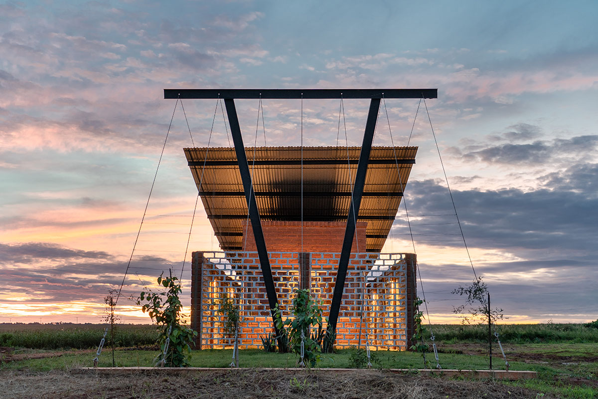 Mínimo Común Arquitectura built office with earth and transparent walls in Paraguay 