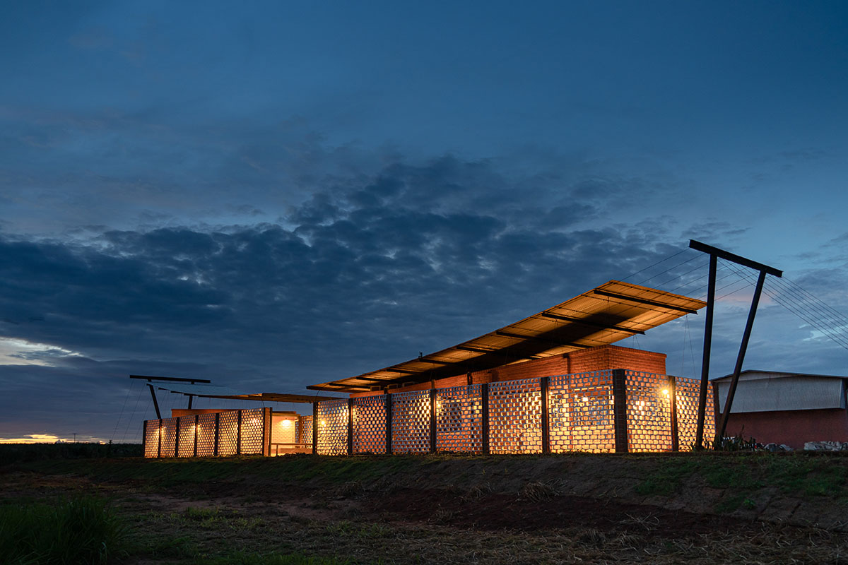 Mínimo Común Arquitectura built office with earth and transparent walls in Paraguay 