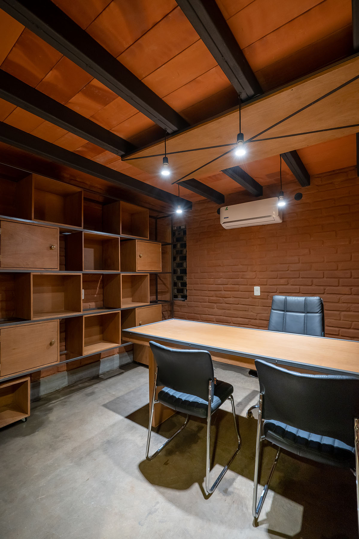 Mínimo Común Arquitectura built office with earth and transparent walls in Paraguay 