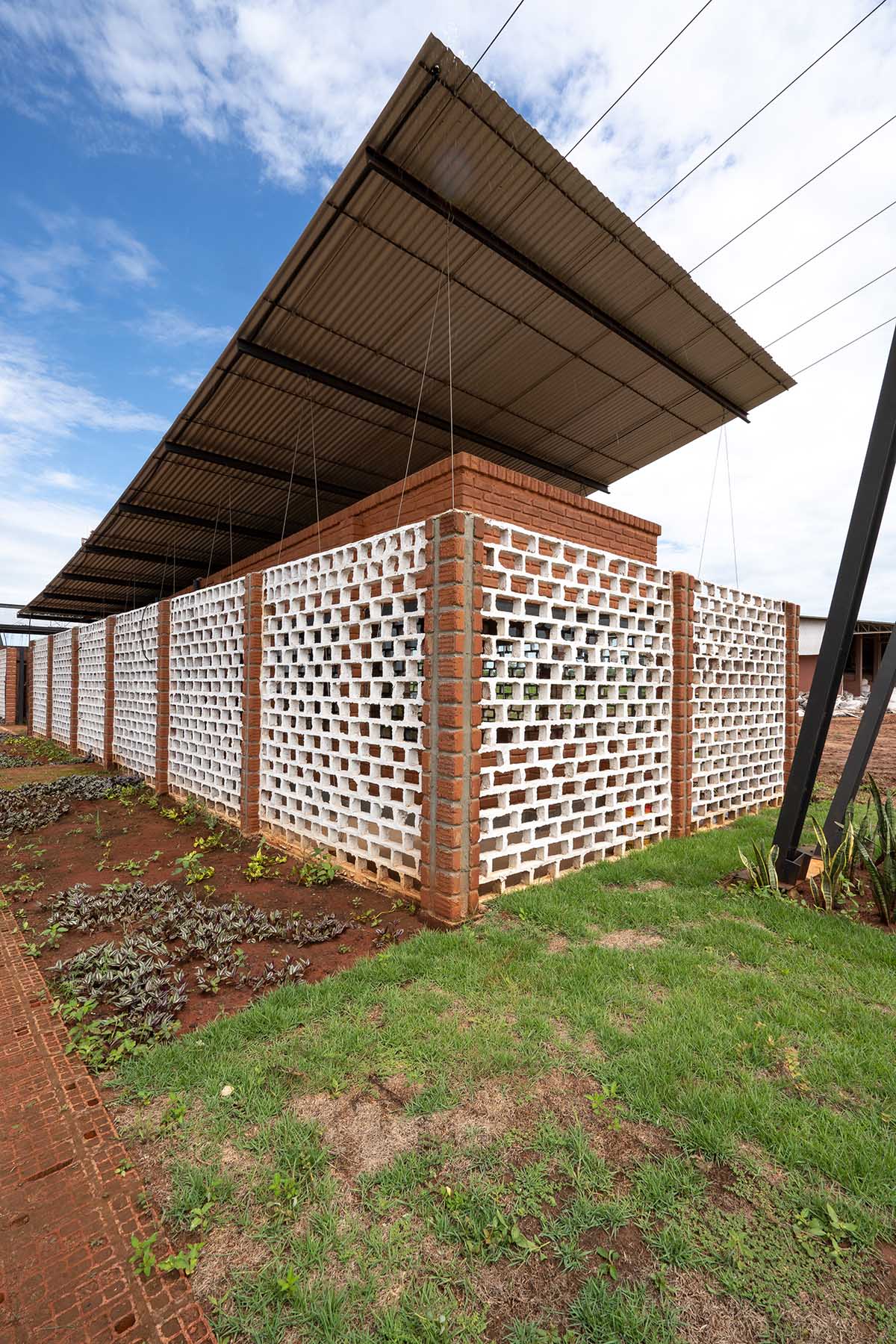 Mínimo Común Arquitectura built office with earth and transparent walls in Paraguay 