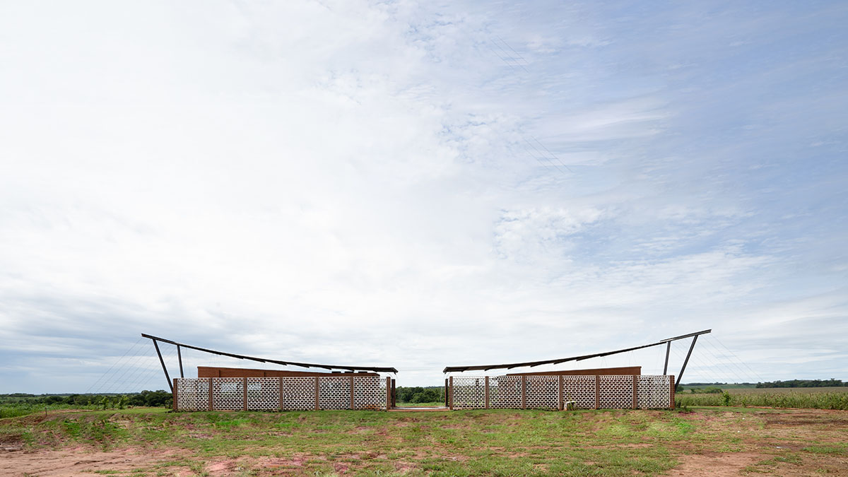 Mínimo Común Arquitectura built office with earth and transparent walls in Paraguay 