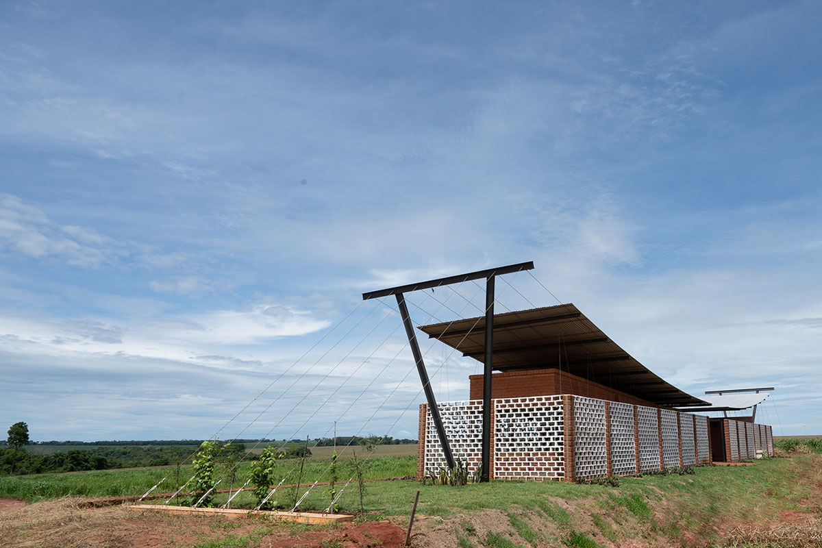 Mínimo Común Arquitectura built office with earth and transparent walls in Paraguay 
