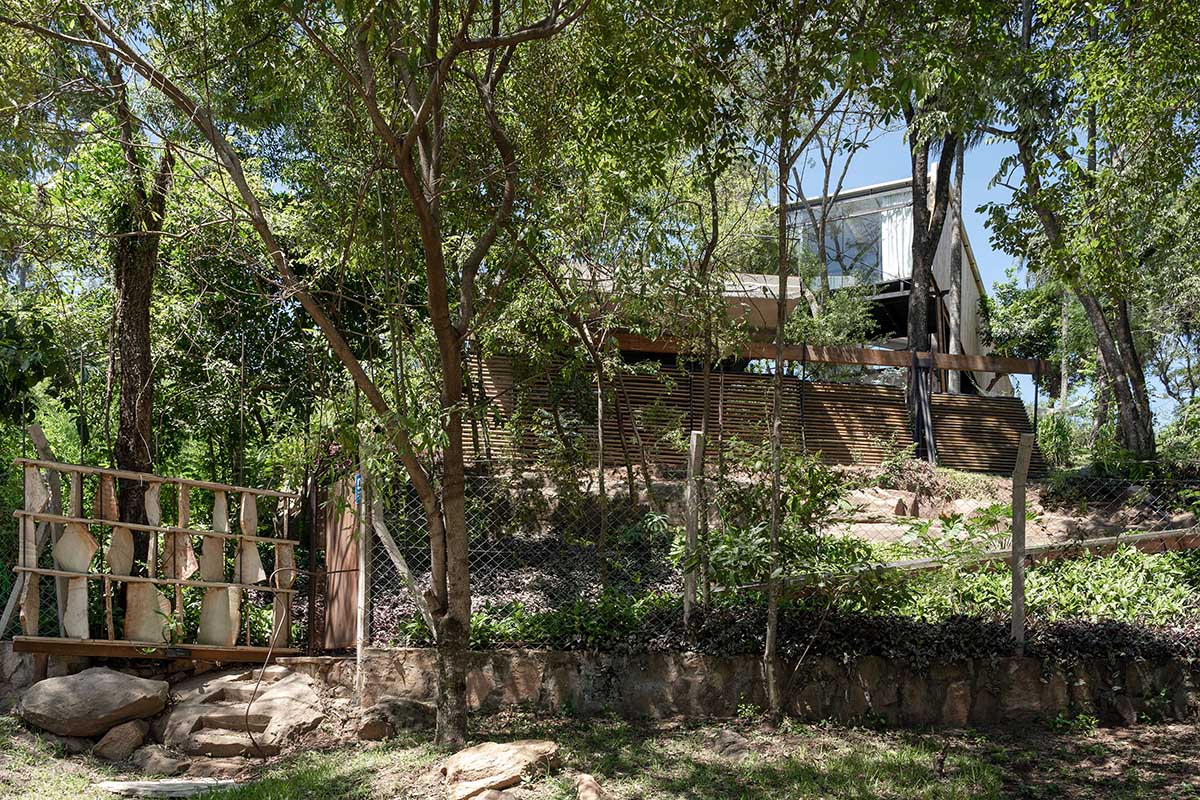 Javier Corval&aacute;n + Laboratorio de Arquitectura designs periscope-like house in Paraguay 