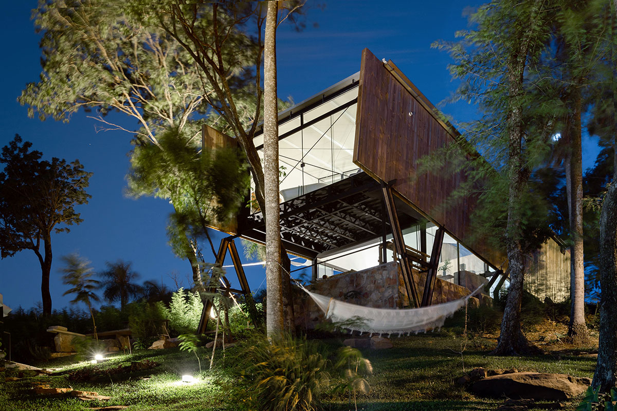 Javier Corval&aacute;n + Laboratorio de Arquitectura designs periscope-like house in Paraguay 
