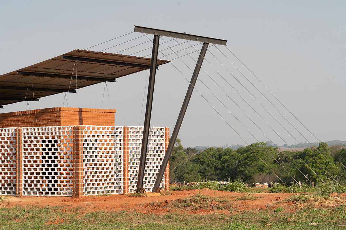 Mínimo Común Arquitectura built office with earth and transparent walls in Paraguay 