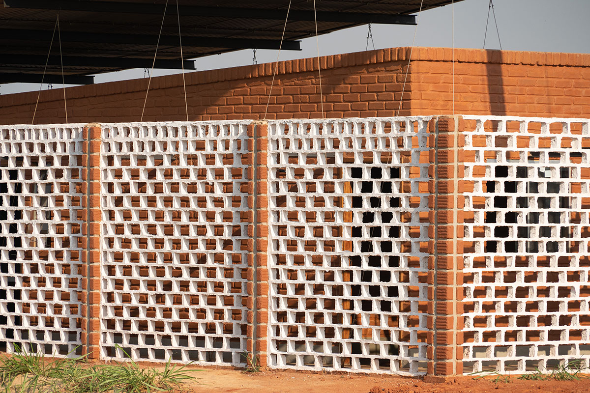 Mínimo Común Arquitectura built office with earth and transparent walls in Paraguay 