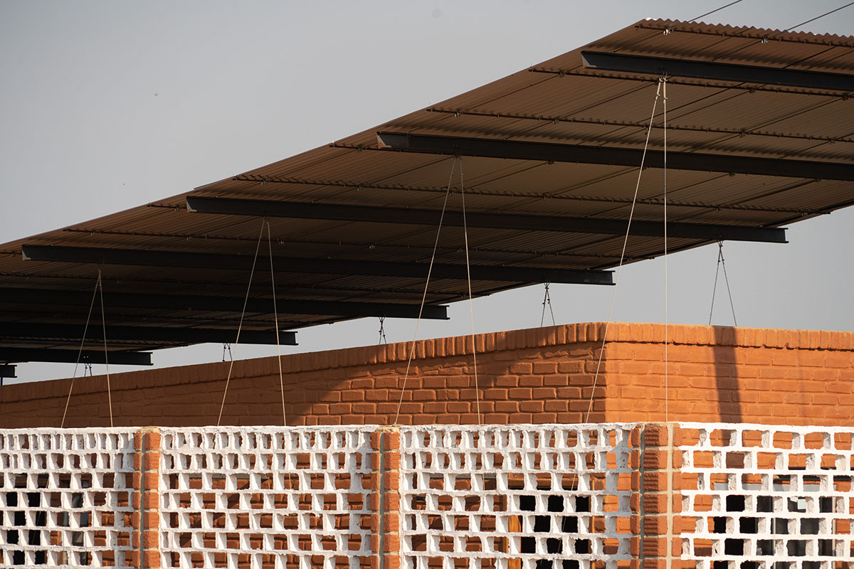 Mínimo Común Arquitectura built office with earth and transparent walls in Paraguay 