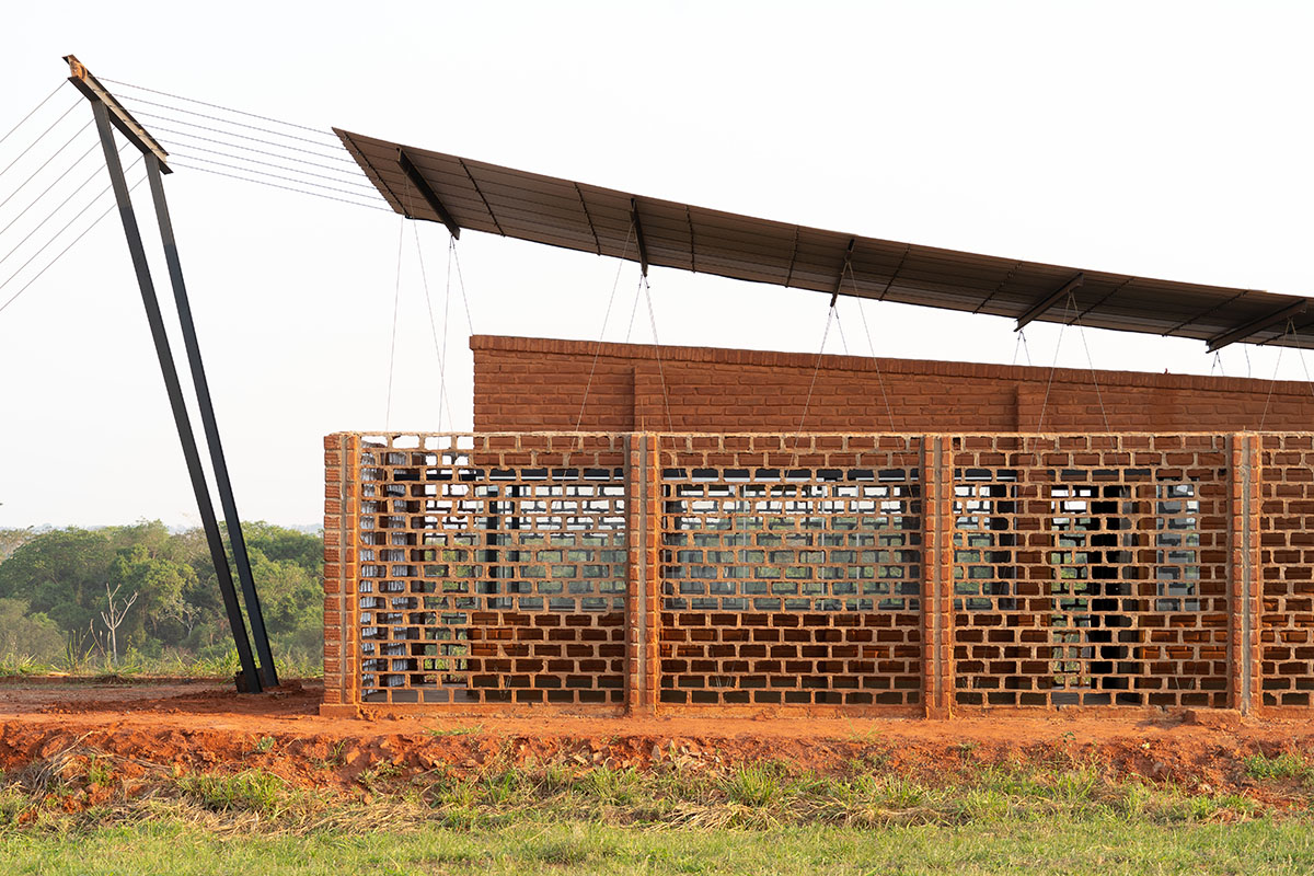 Mínimo Común Arquitectura built office with earth and transparent walls in Paraguay 