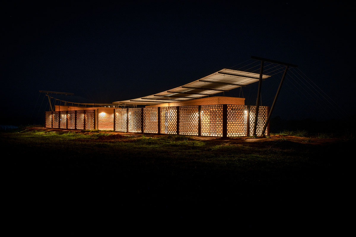 Mínimo Común Arquitectura built office with earth and transparent walls in Paraguay 