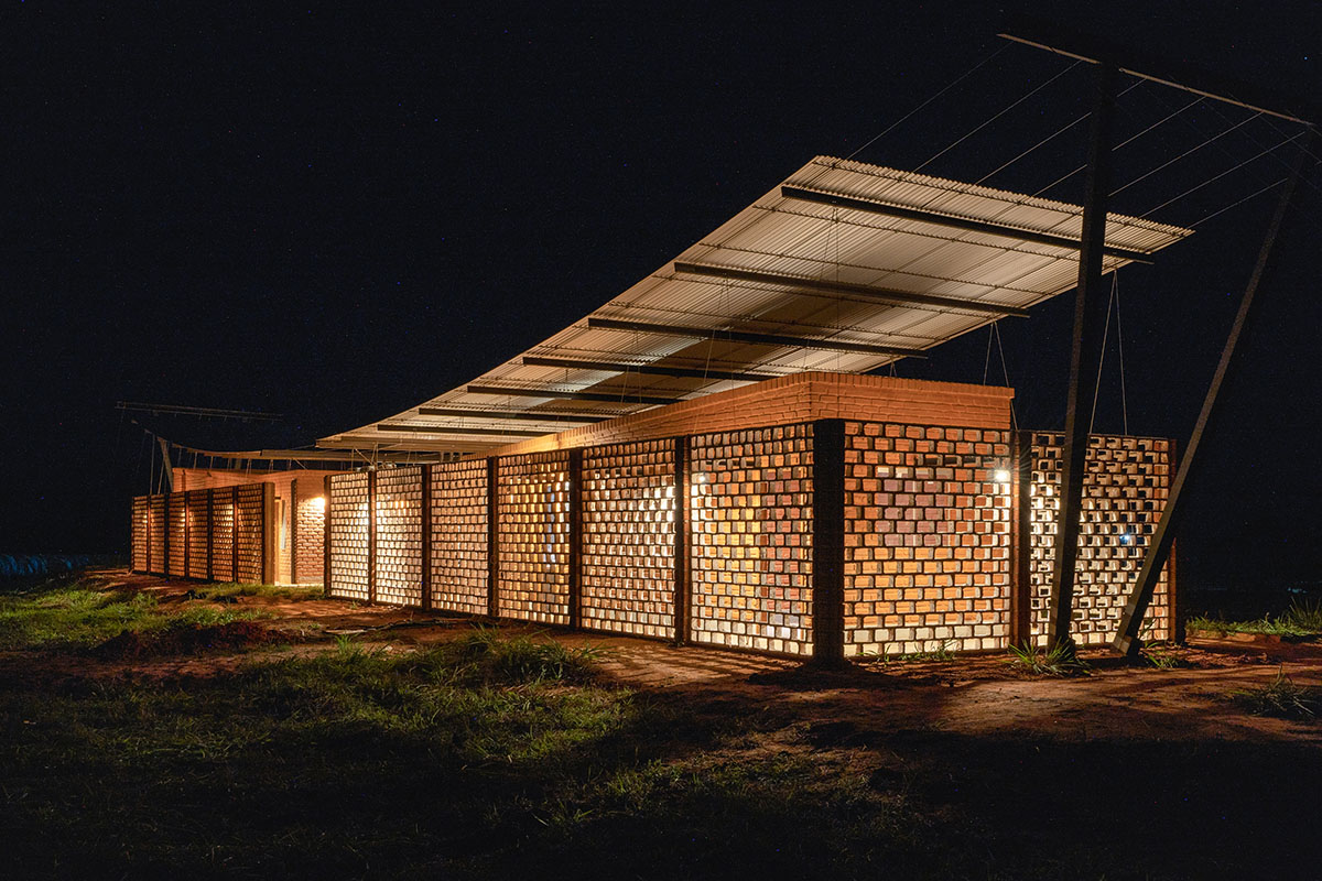 Mínimo Común Arquitectura built office with earth and transparent walls in Paraguay 