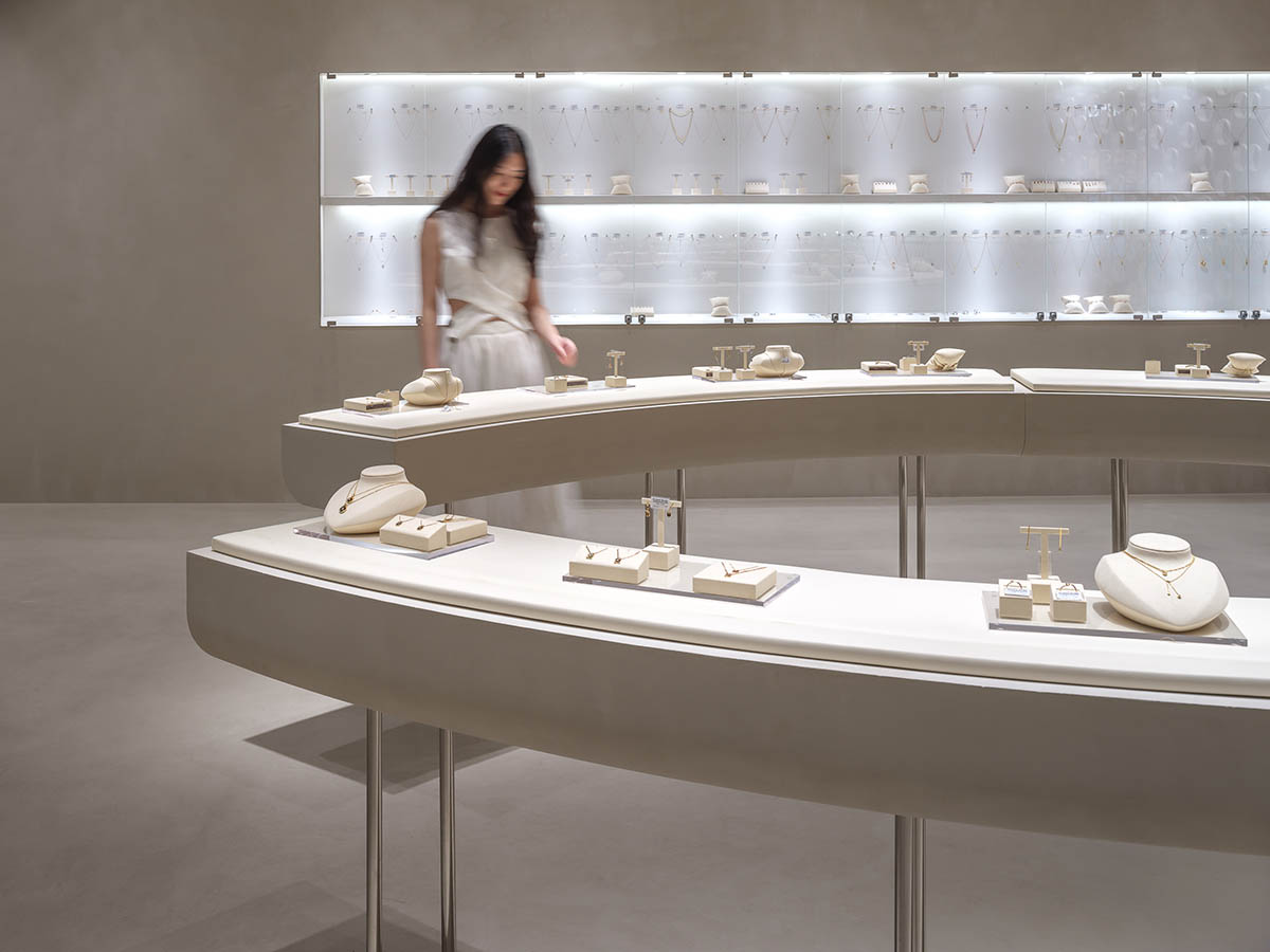 kooo architects adds transparent floating halos as a screen to jewelry store in Suzhou 