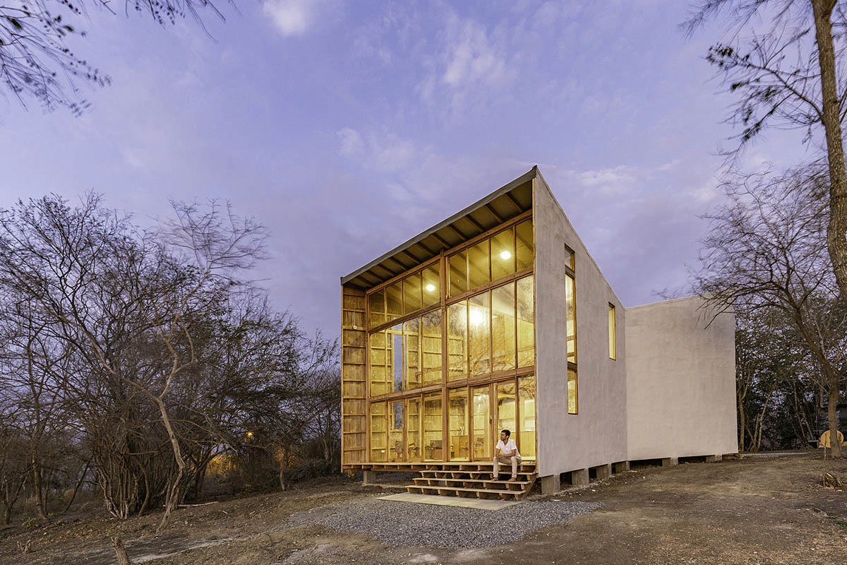 Emilio L&oacute;pez Arquitecto's Casa Don Juan features double-opening facade to look at hills of Quito