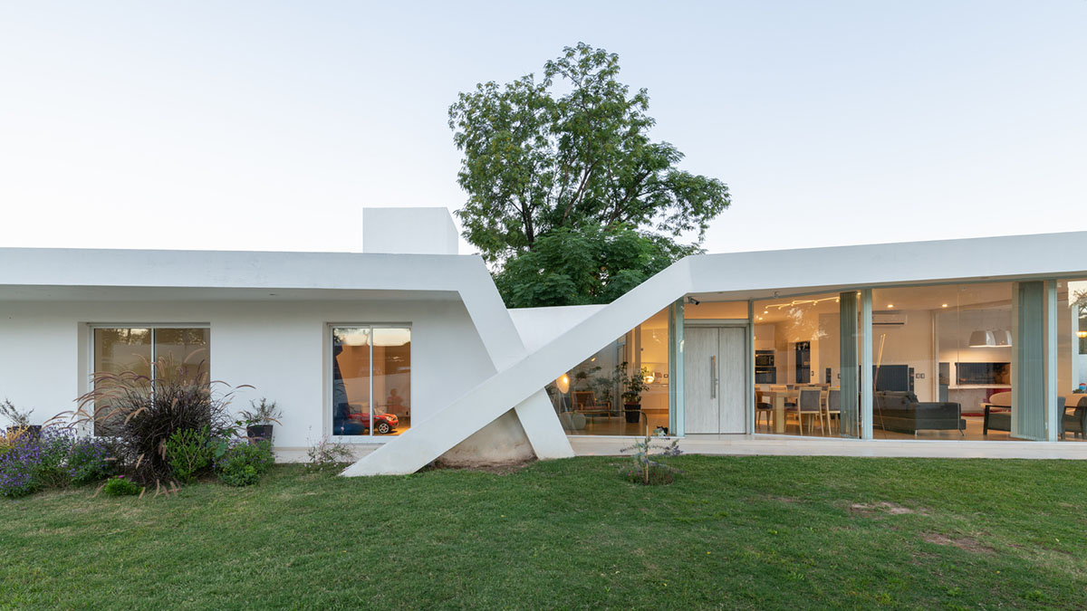 Sincresis Arquitectos designs cross-shaped family house on the outskirts of Córdoba
