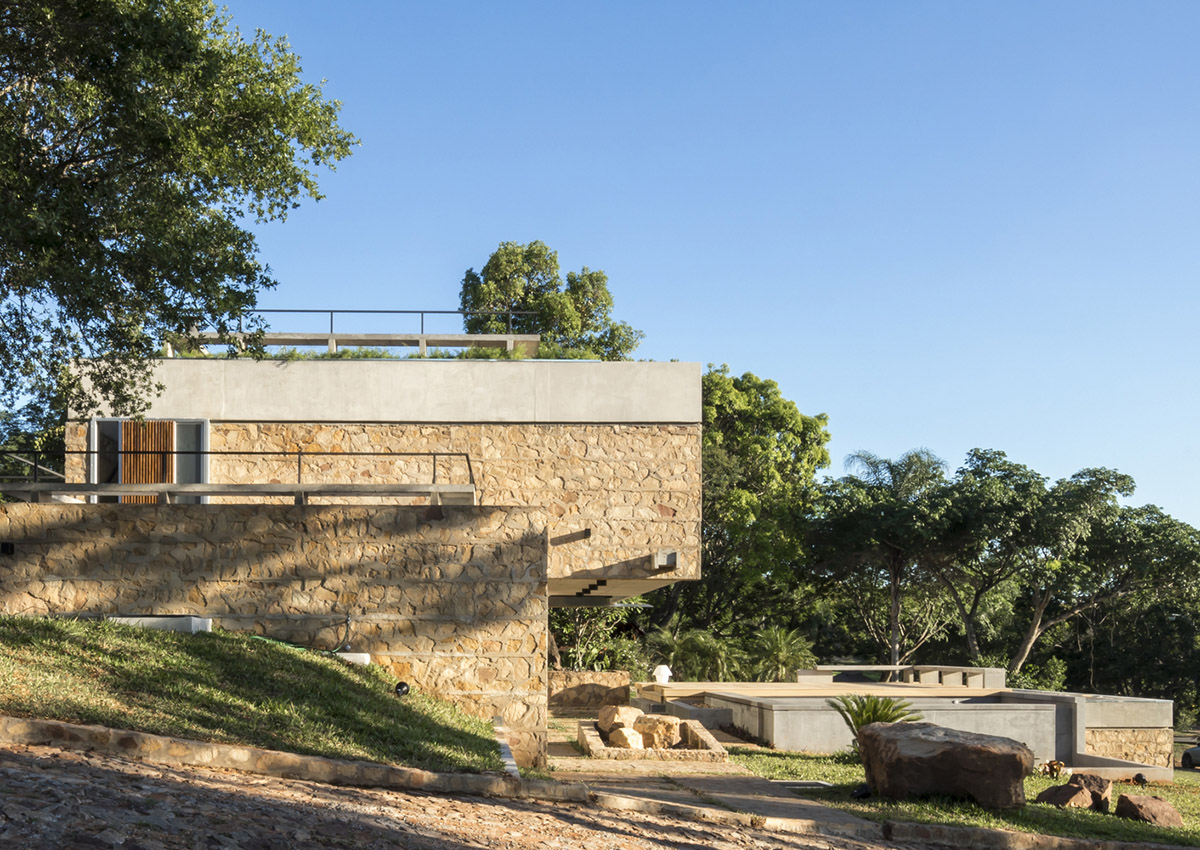 OMCM arquitectos brings rocky landscape inside of this weekend house in Paraguay