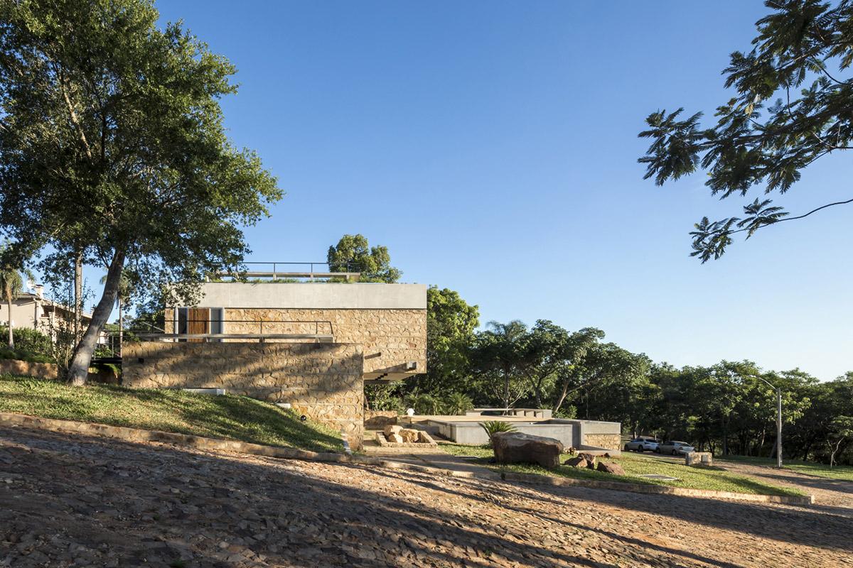 OMCM arquitectos brings rocky landscape inside of this weekend house in Paraguay