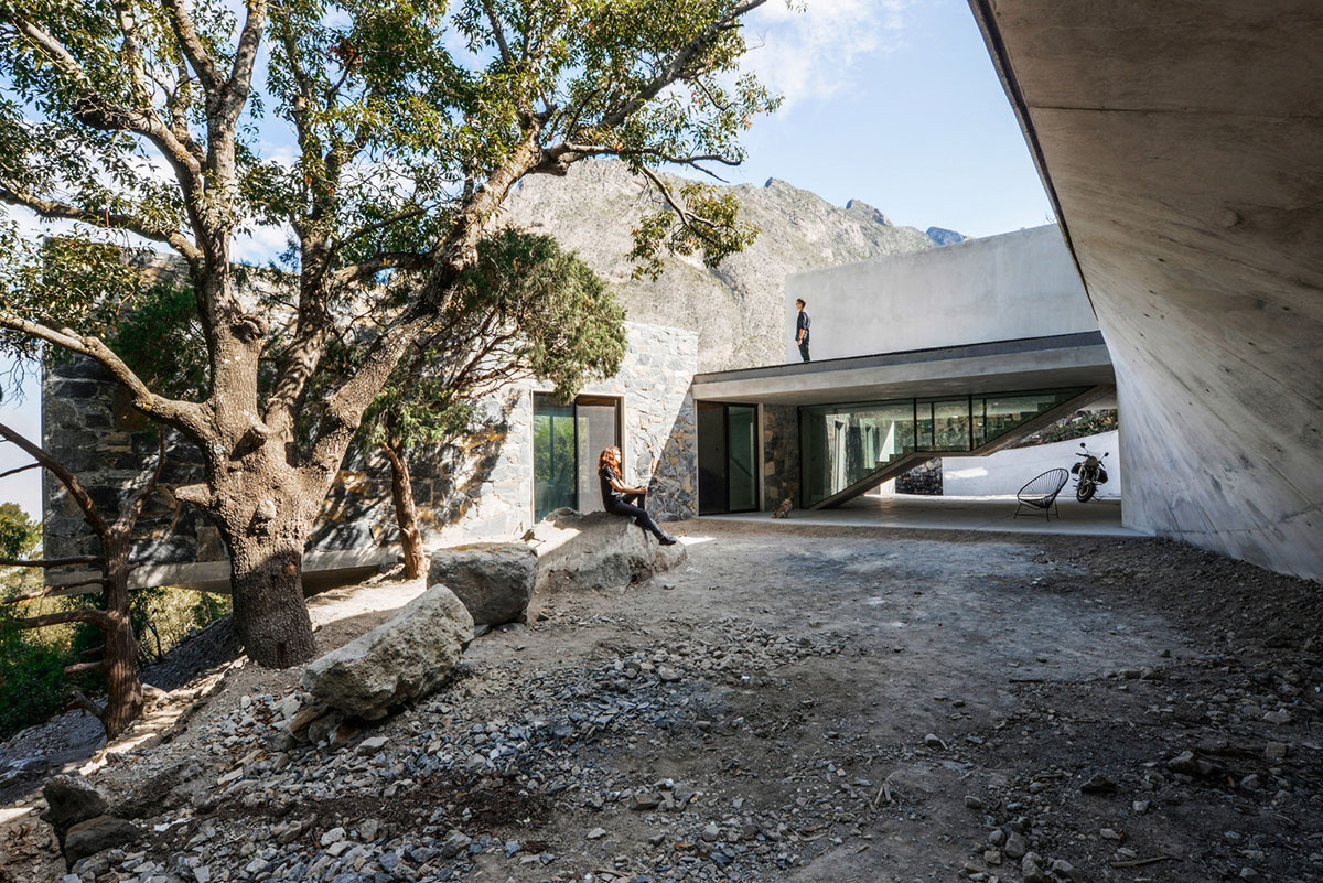 P+0 Arquitectura designs residence mixed with concrete and