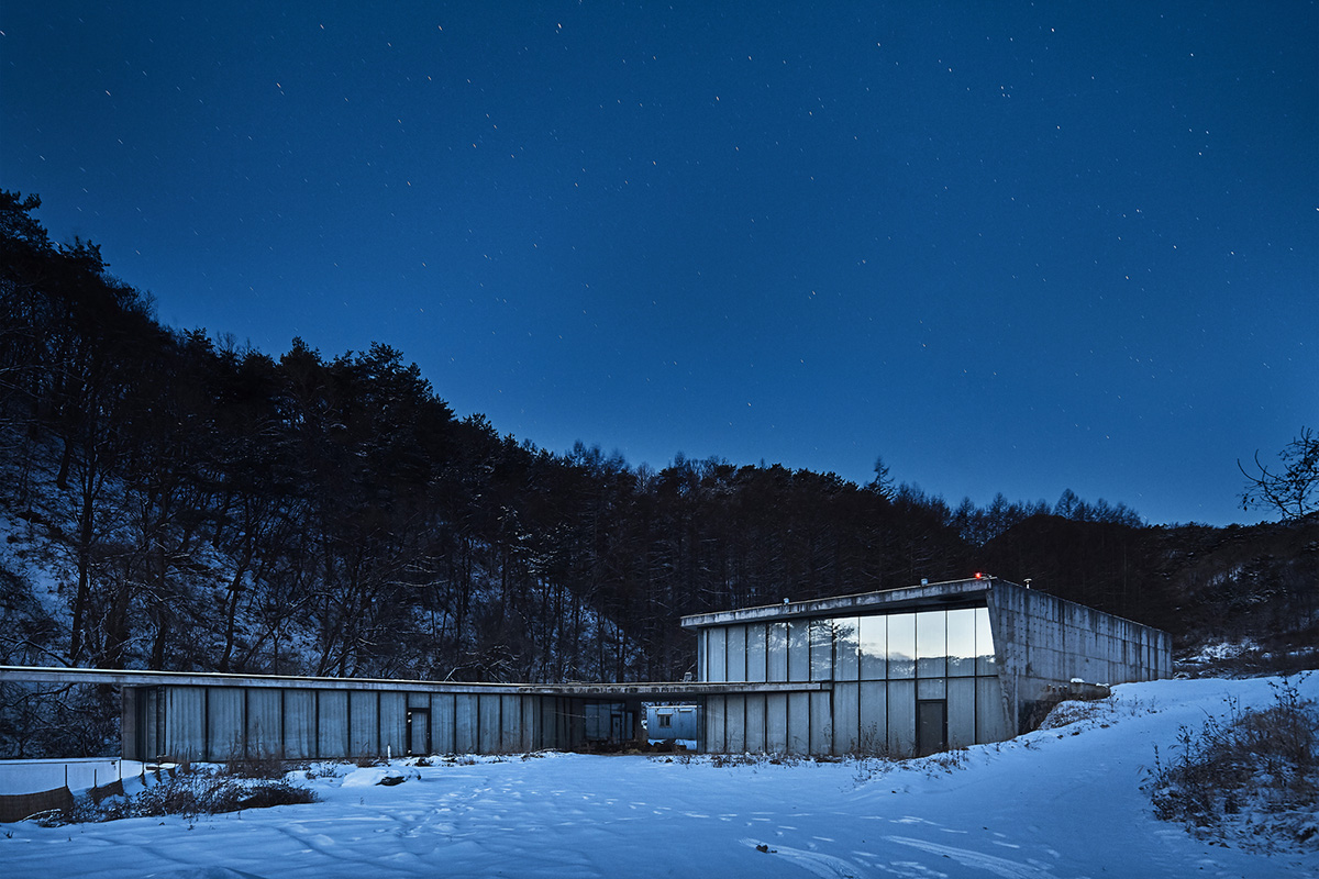 Chiasmus Partners' family home melts boundaries between nature and human scale in countryside