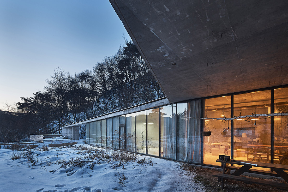 Chiasmus Partners' family home melts boundaries between nature and human scale in countryside