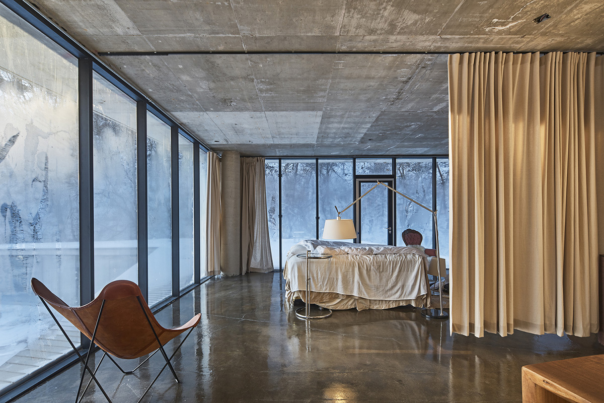 Chiasmus Partners' family home melts boundaries between nature and human scale in countryside