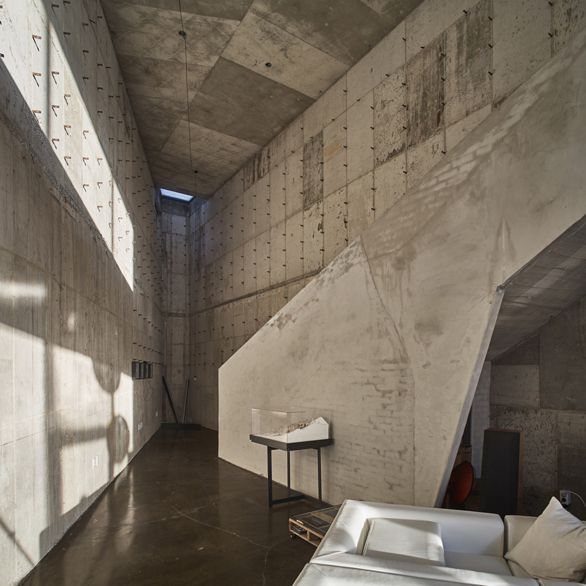 Chiasmus Partners' family home melts boundaries between nature and human scale in countryside