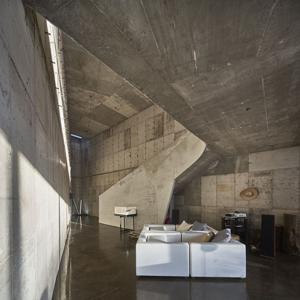 Chiasmus Partners' family home melts boundaries between nature and human scale in countryside