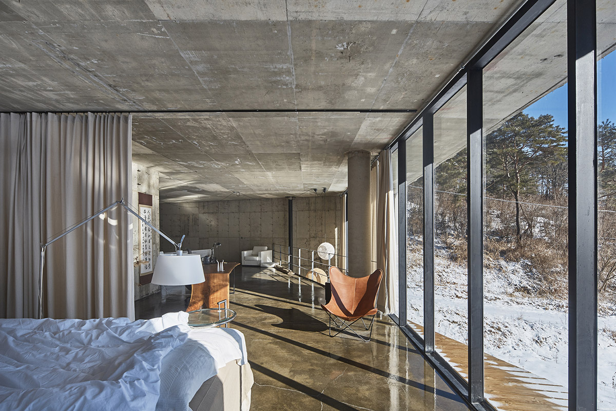 Chiasmus Partners' family home melts boundaries between nature and human scale in countryside