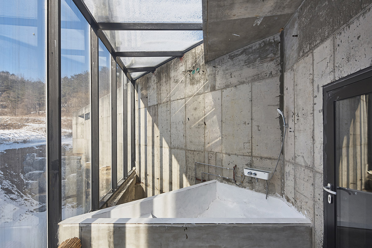 Chiasmus Partners' family home melts boundaries between nature and human scale in countryside
