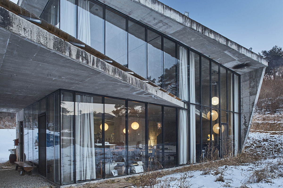 Chiasmus Partners' family home melts boundaries between nature and human scale in countryside